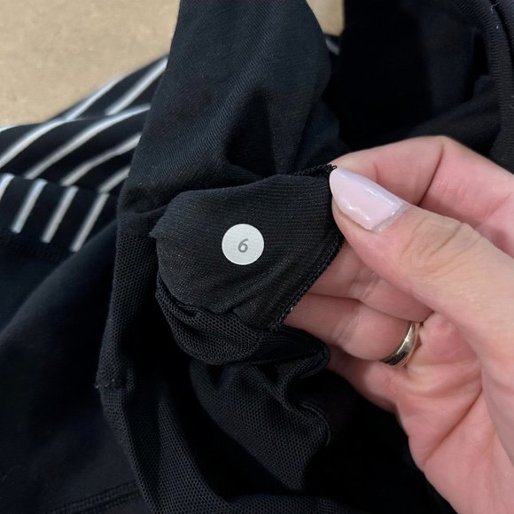 Lululemon Women Scoop Neck Tank Women's 6 w/ Bra Top Black White Stripe EEUC - Picture 3 of 3